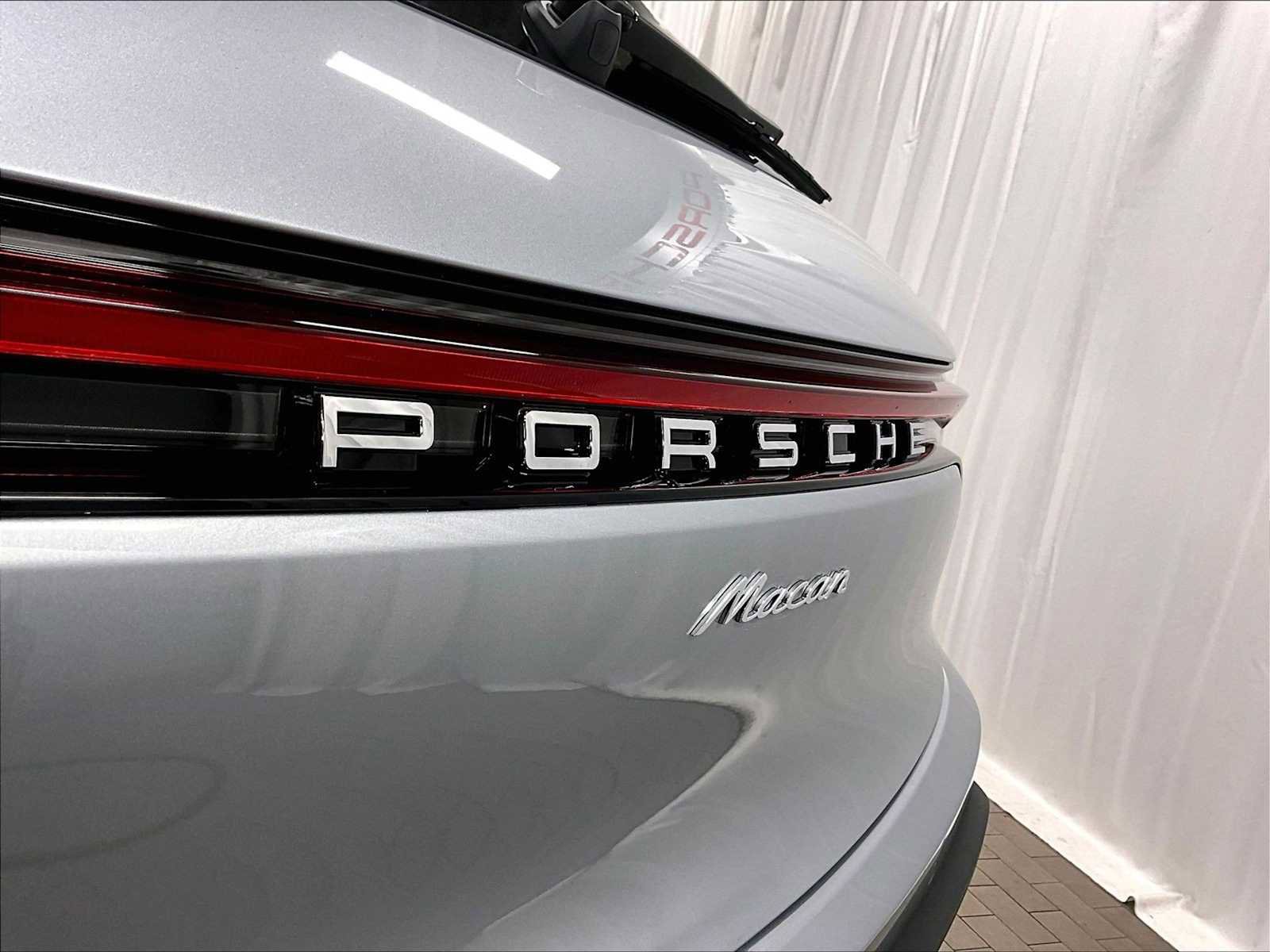 Used 2025 Porsche Macan image 34