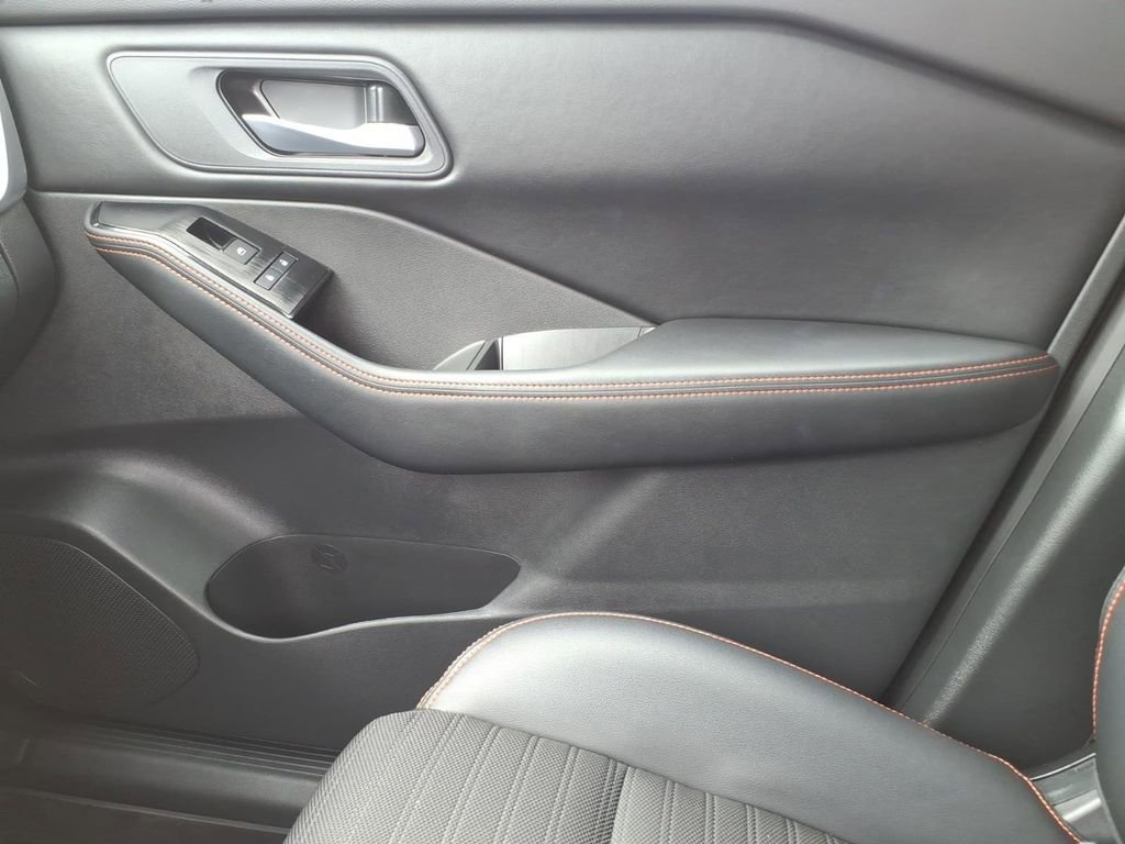 Used 2025 Nissan Rogue SV image 25