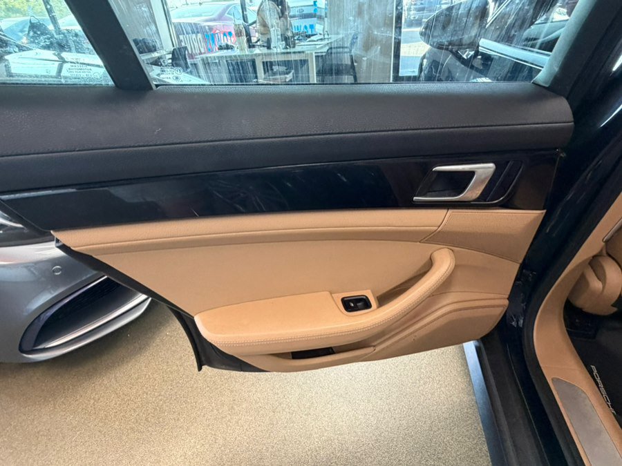 Used 2018 Porsche Panamera 4 AWD/4WD image 30