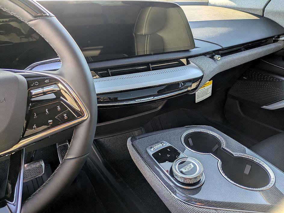 New 2026 Cadillac Optiq Luxury 2 image 18