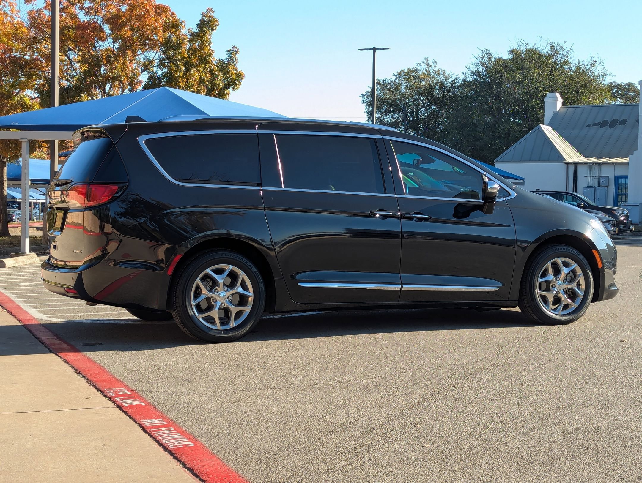 Used 2019 Chrysler Pacifica Limited image 4