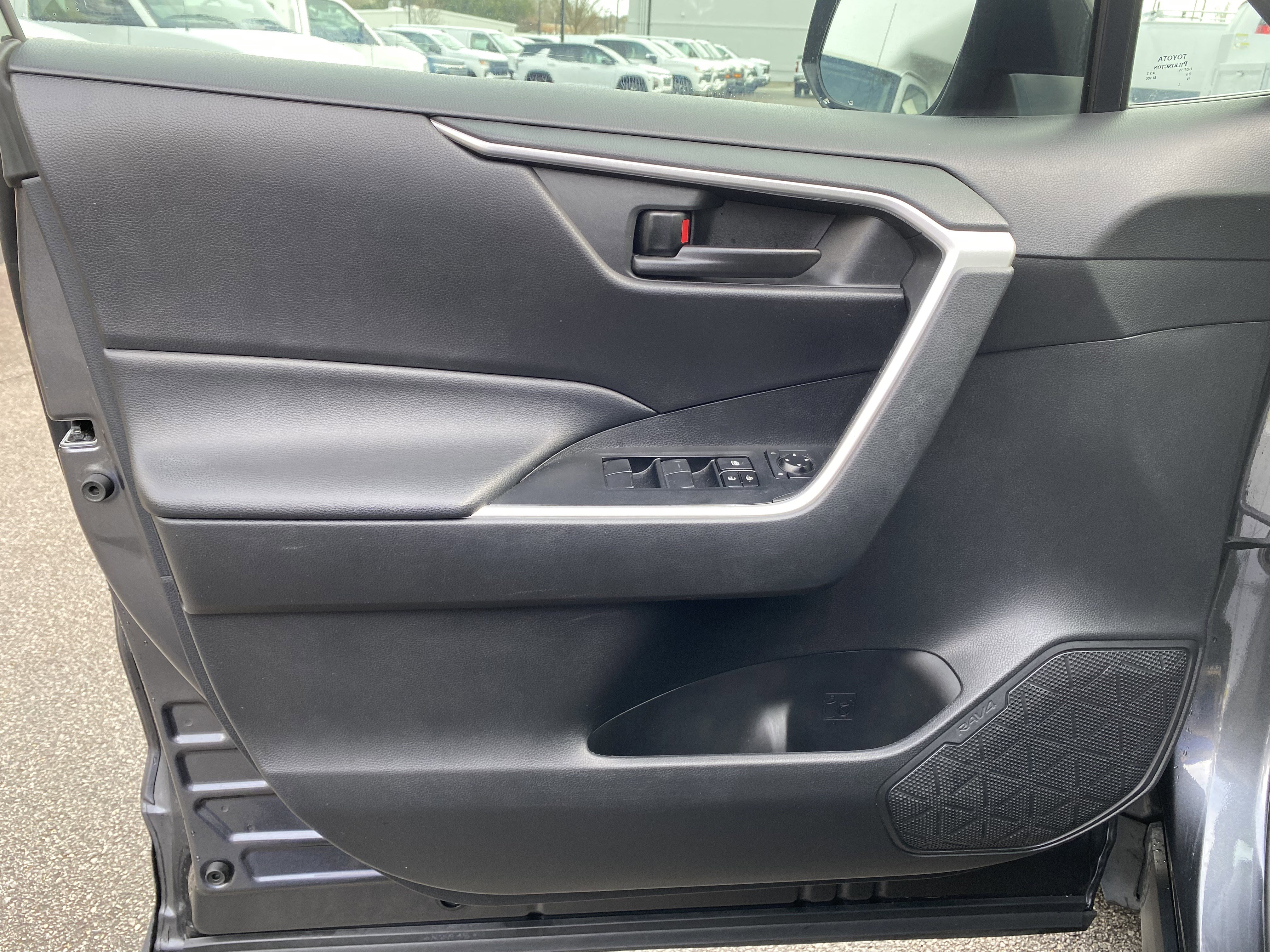 Used 2021 Toyota RAV4 LE image 15