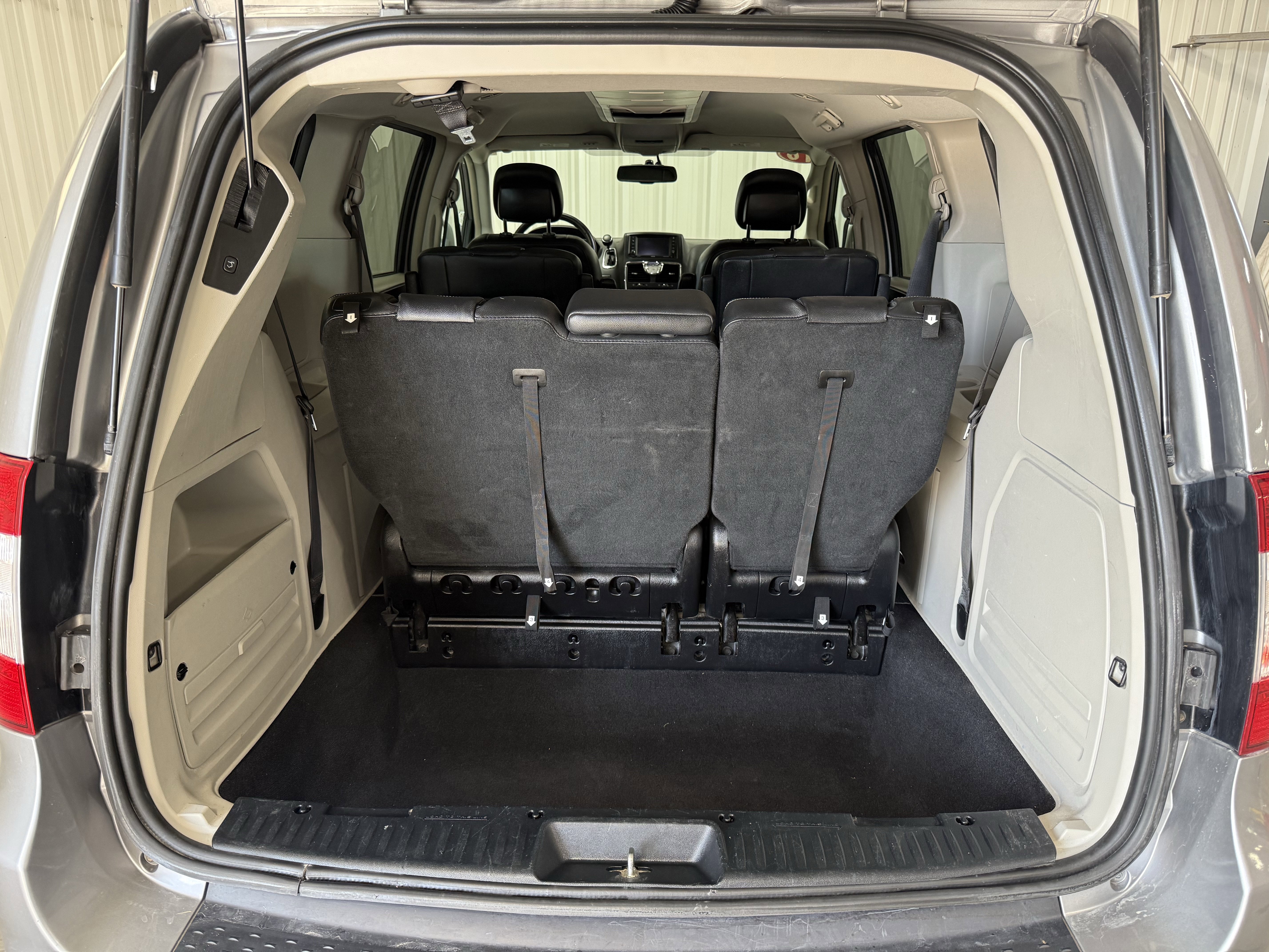 Used 2016 Chrysler Town & Country Touring FWD image 9