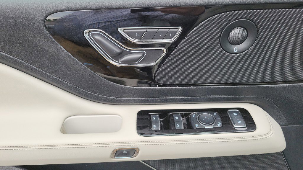Used 2025 Lincoln Aviator Reserve w/ Jet Appearance Package AWD/4WD image 13