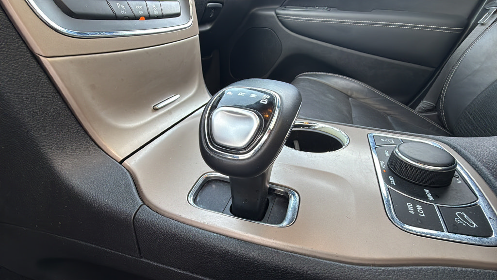 Used 2014 Jeep Grand Cherokee Overland AWD/4WD image 25