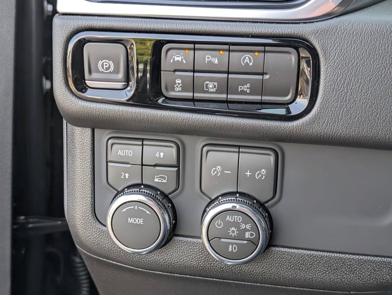 New 2026 GMC Yukon Denali w/ Sun & Power Step Package AWD/4WD image 17