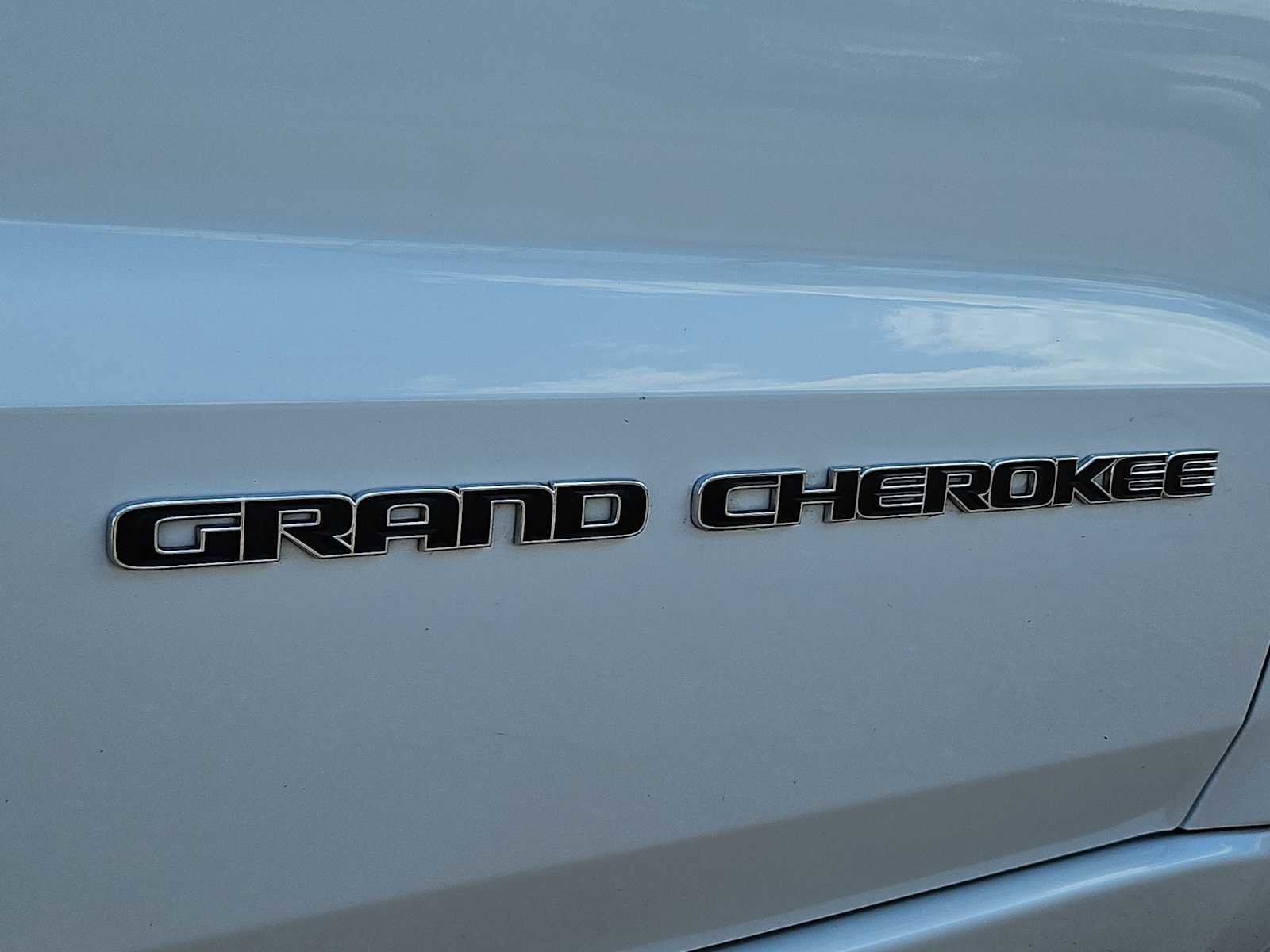Used 2017 Jeep Grand Cherokee Overland w/ Jeep Active Safety Group RWD image 13