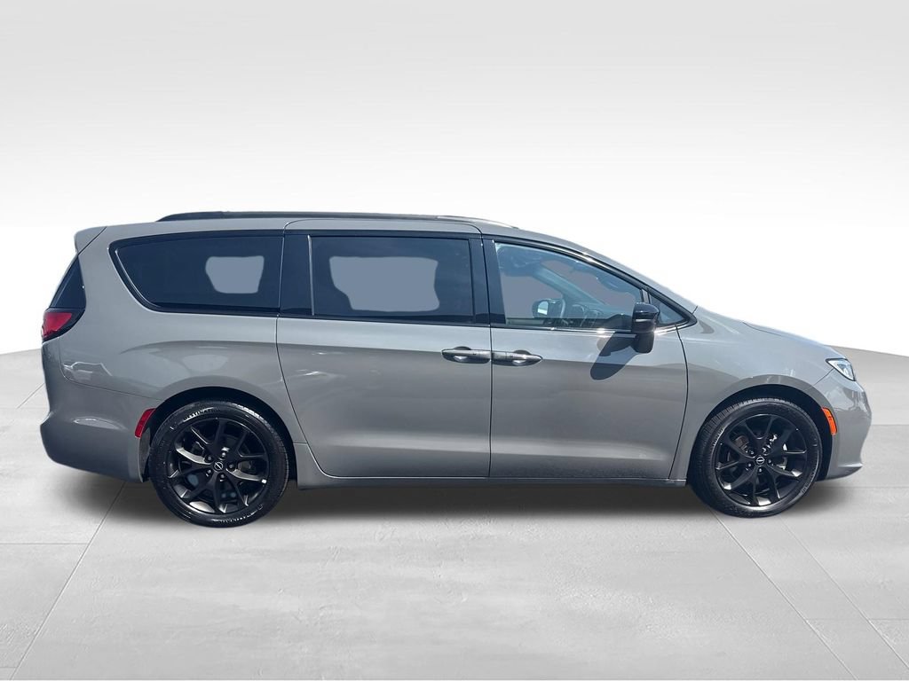 Used 2025 Chrysler Pacifica Limited FWD image 7
