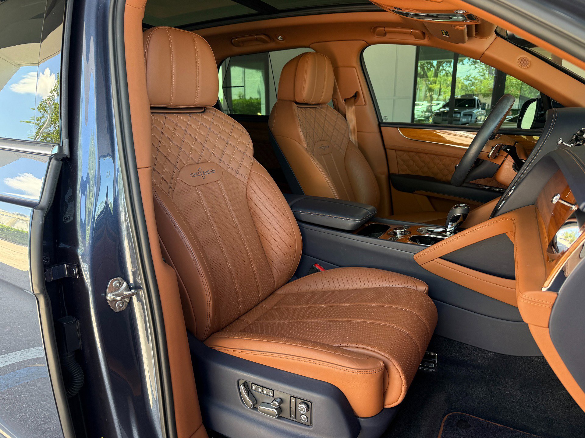 Used 2021 Bentley Bentayga AWD/4WD image 38