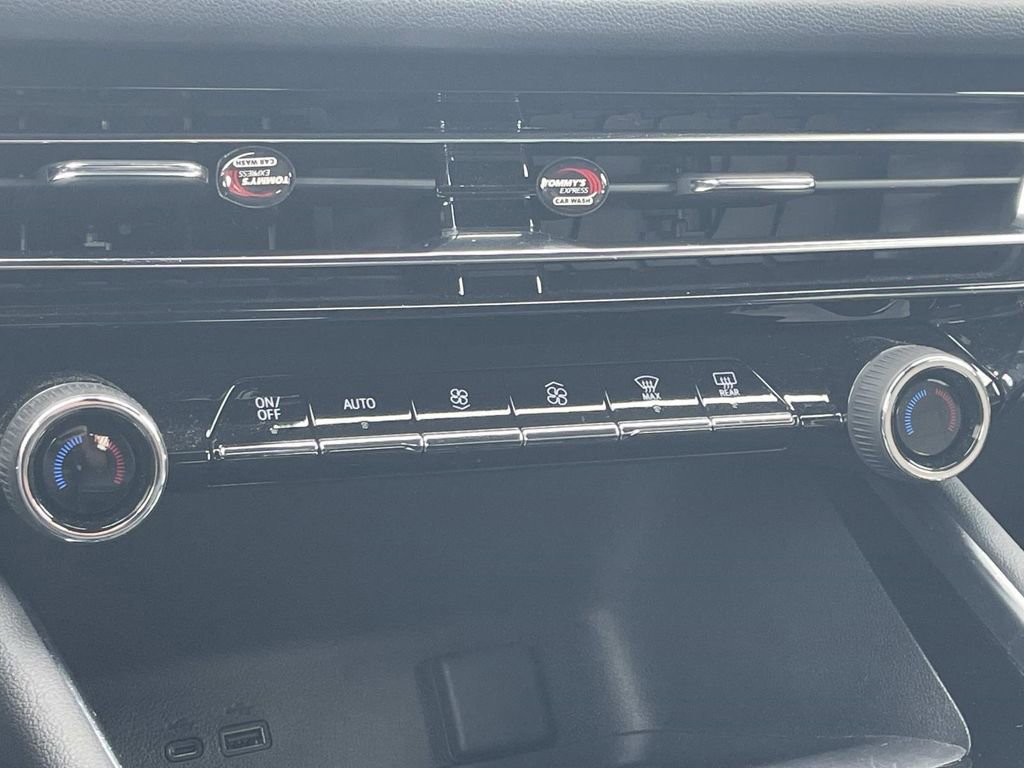 Used 2024 Chevrolet Traverse LT w/ Midnight/Sport Edition image 23