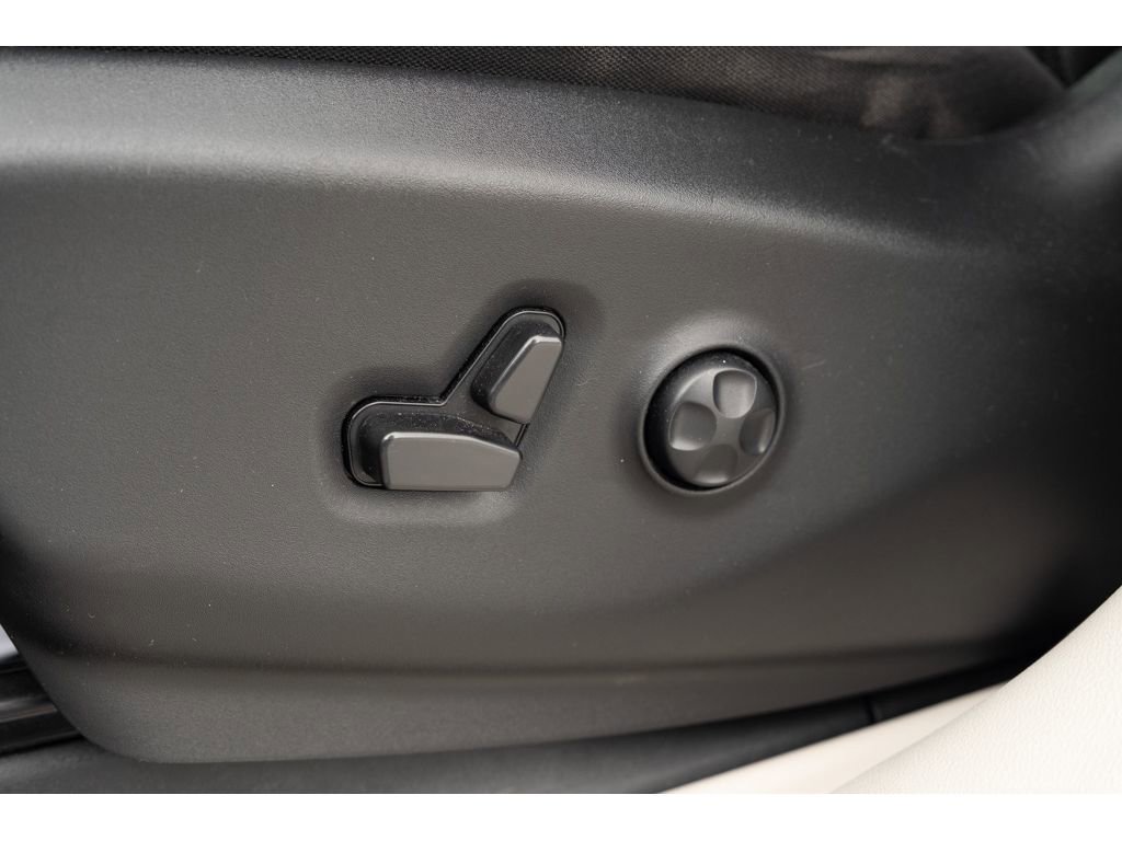 Used 2023 Chrysler Voyager LX image 16