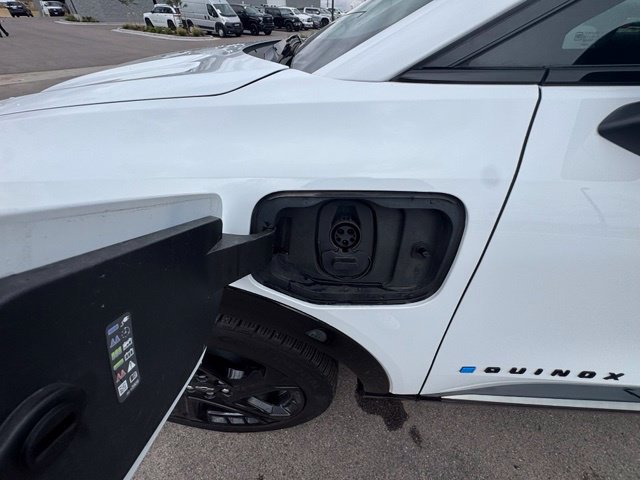 Used 2024 Chevrolet Equinox EV RS FWD image 29
