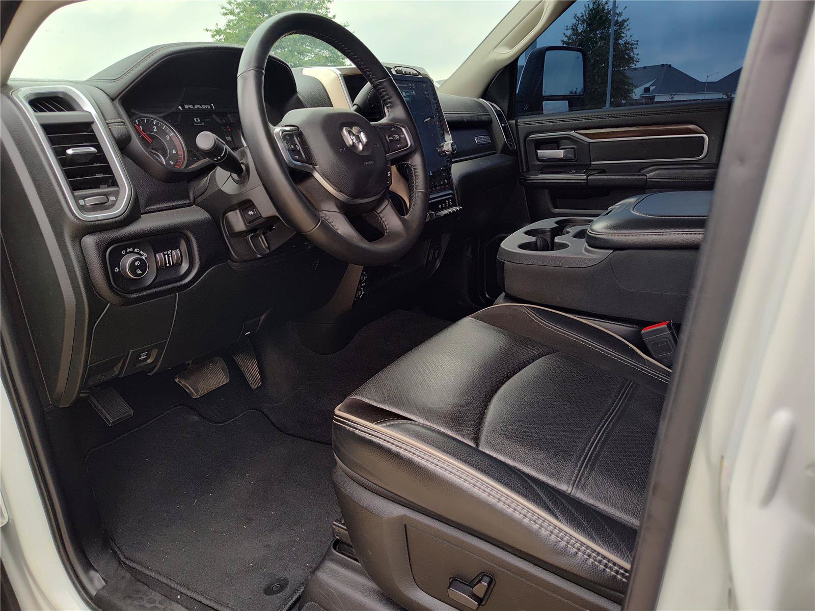Used 2024 RAM 2500 Laramie AWD/4WD image 2