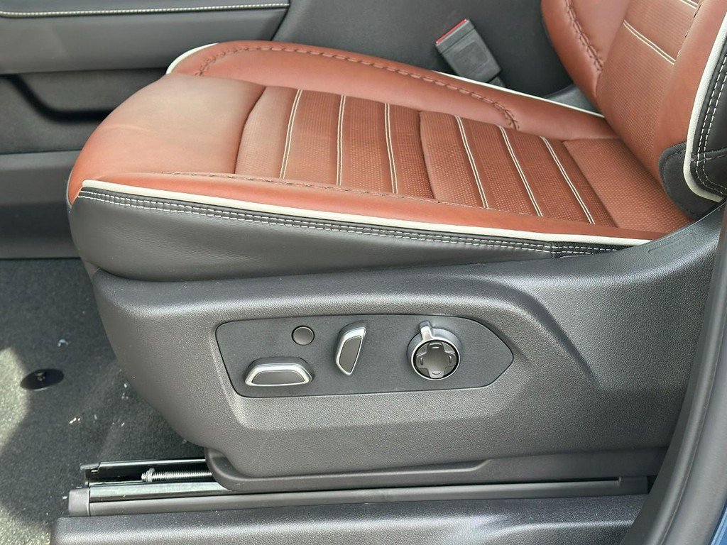 New 2026 GMC Sierra 2500 Denali Ultimate w/ LPO, Black Badging Package image 17