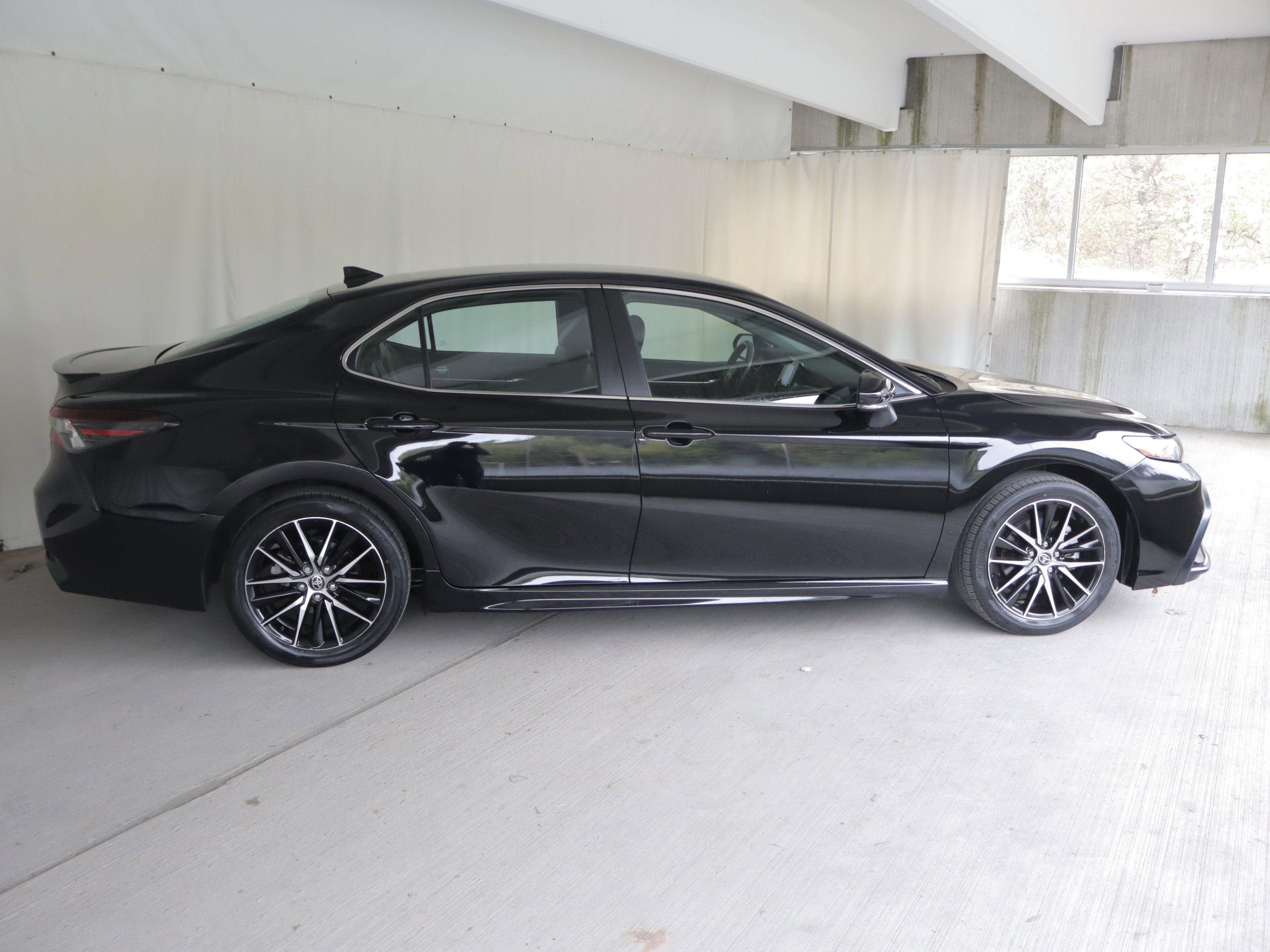 Used 2024 Toyota Camry SE FWD image 4