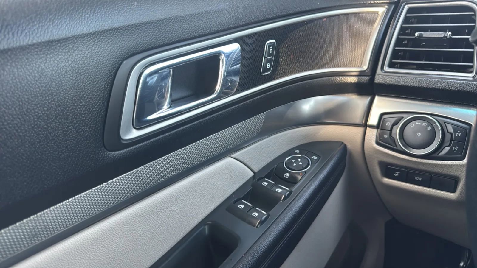 Used 2018 Ford Explorer XLT w/ Equipment Group 202A FWD image 16