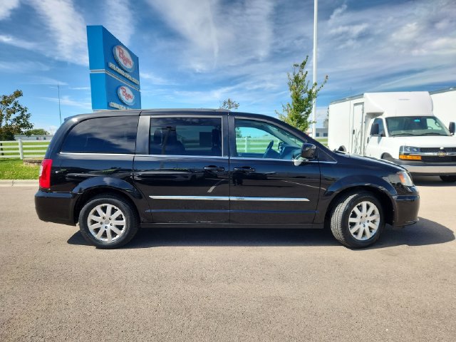 Used 2013 Chrysler Town & Country Touring FWD image 12