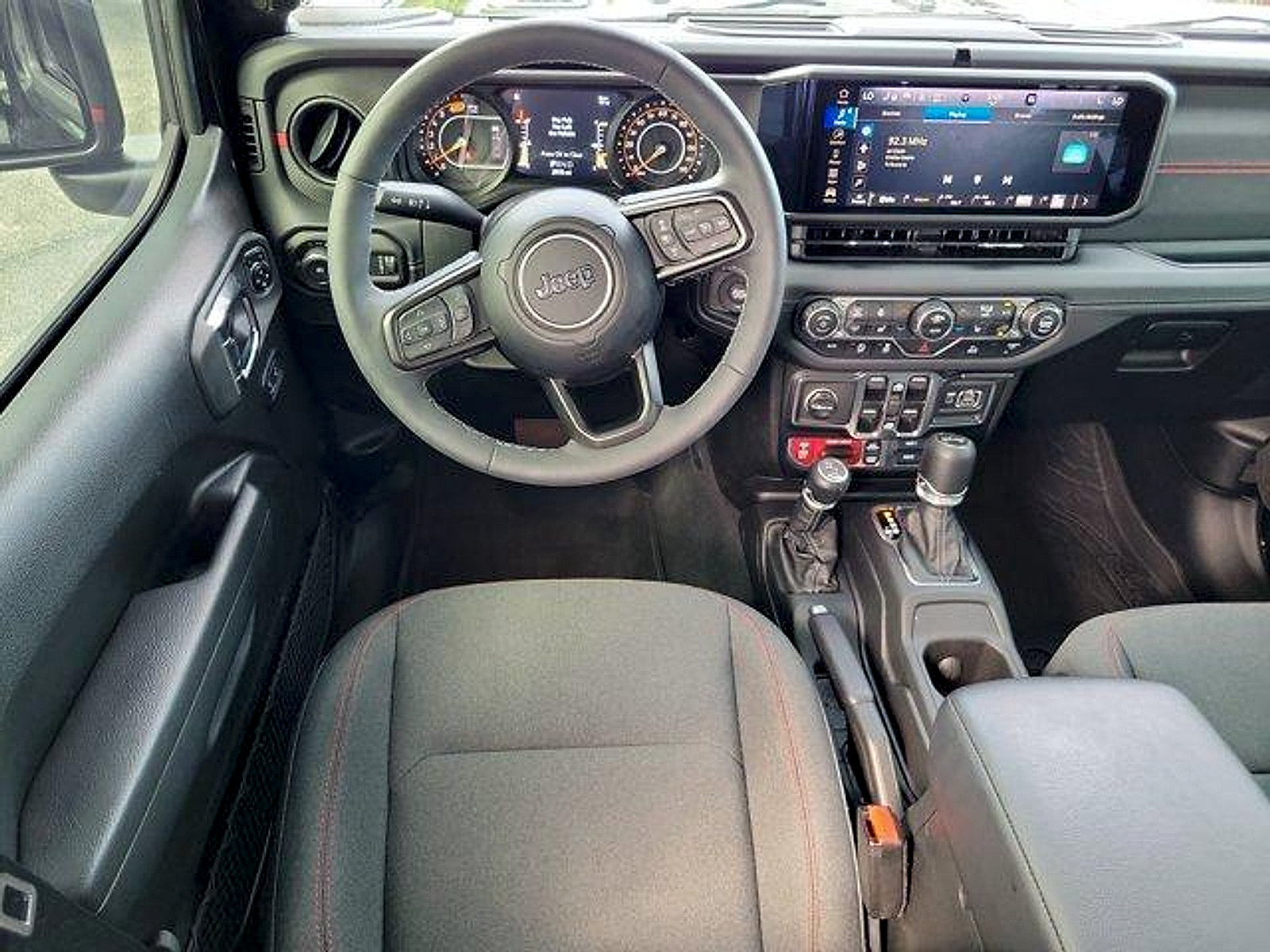 Used 2025 Jeep Wrangler Unlimited Rubicon w/ Convenience Group AWD/4WD image 16