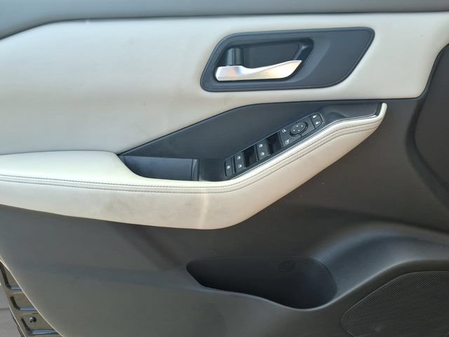 Used 2025 Nissan Rogue SV FWD image 15