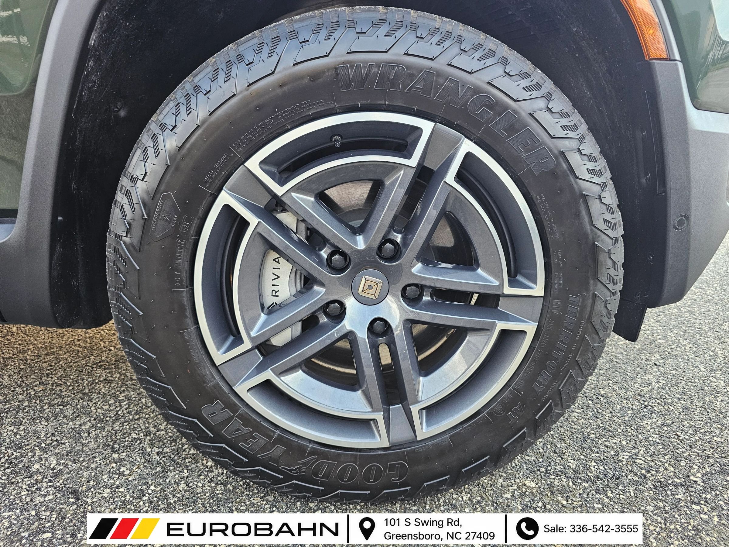 Used 2025 Rivian R1S Adventure Dual AWD/4WD image 34