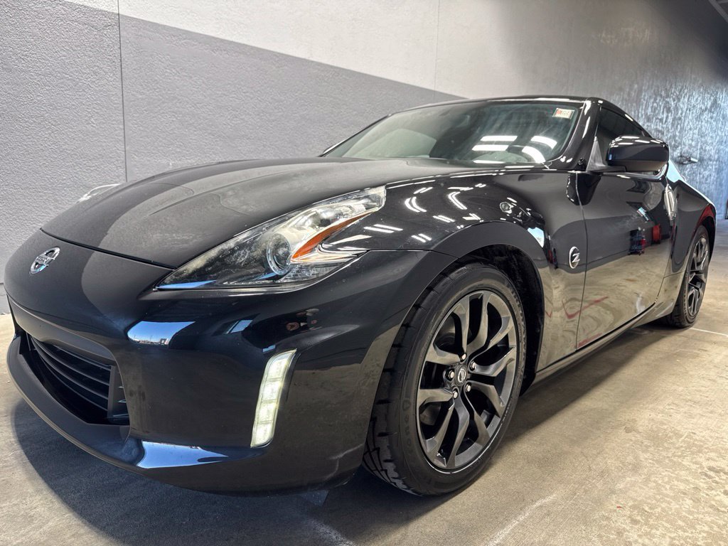 Used 2018 Nissan 370Z Coupe RWD image 4