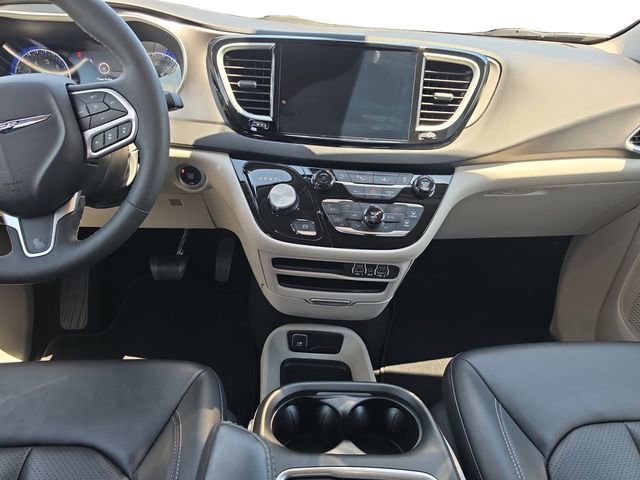 Used 2024 Chrysler Pacifica Touring-L FWD image 13