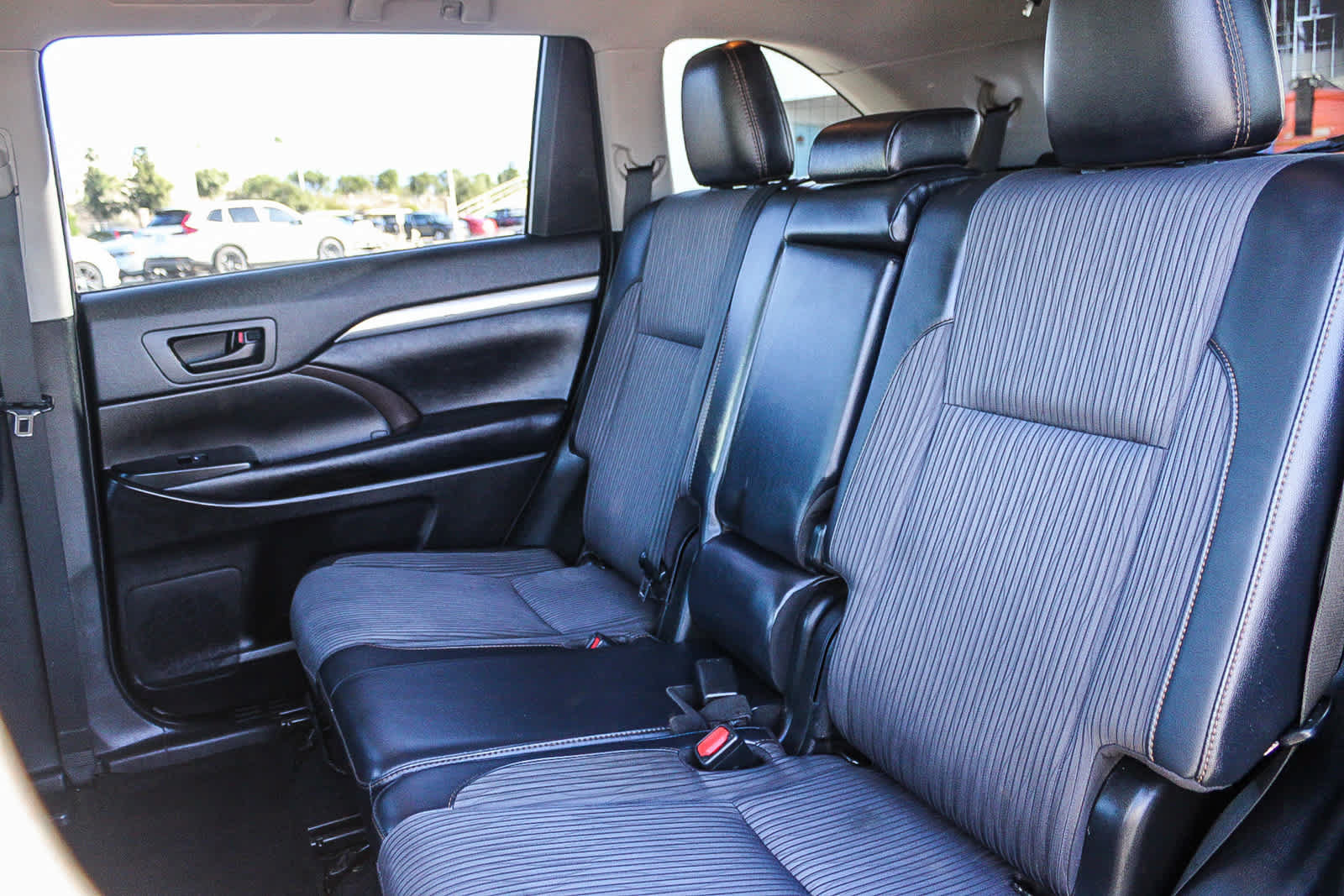 Used 2019 Toyota Highlander Plus FWD image 18