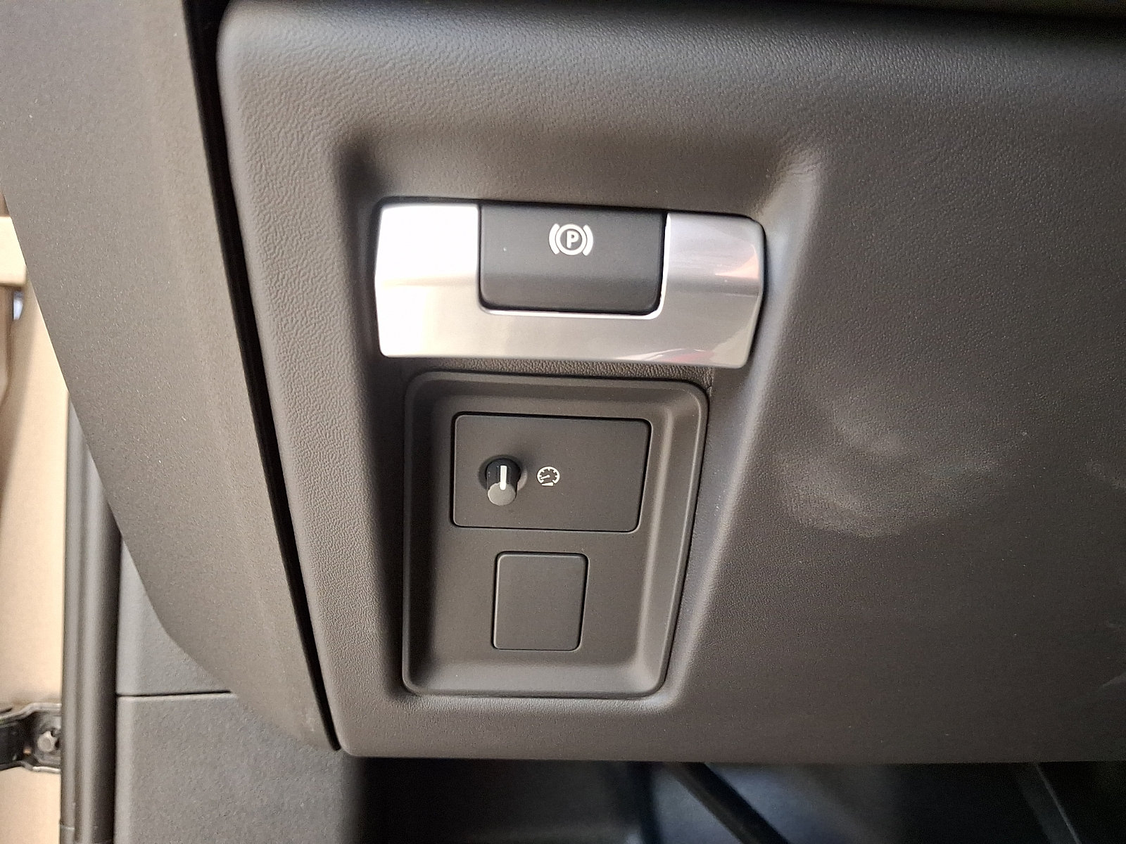 New 2026 Land Rover Defender 110 OCTA AWD/4WD image 19