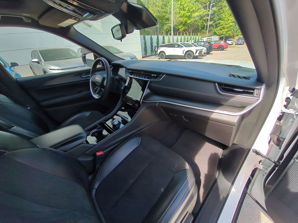 Used 2023 Jeep Grand Cherokee L Laredo image 37