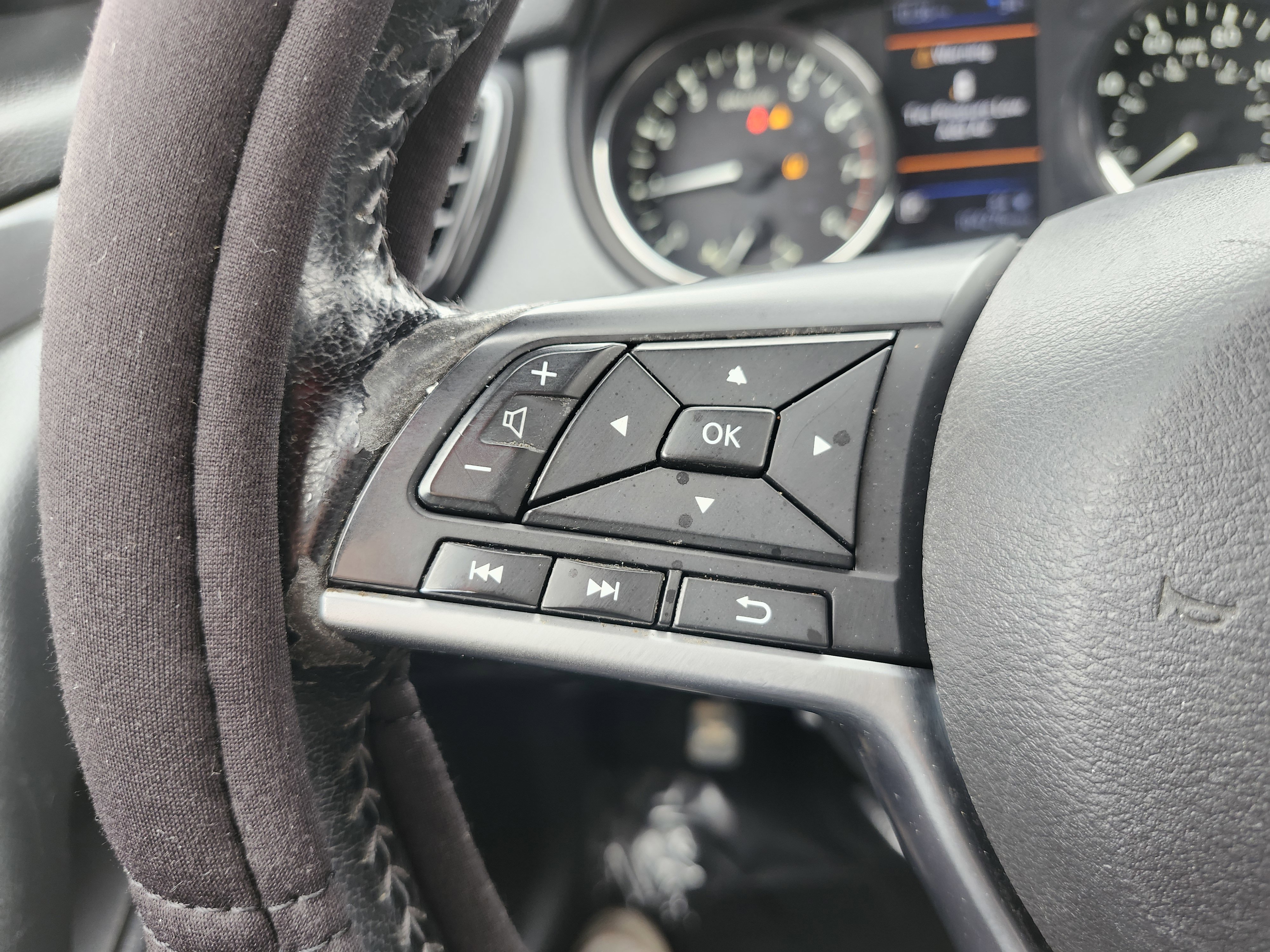 Used 2020 Nissan Rogue SV image 32