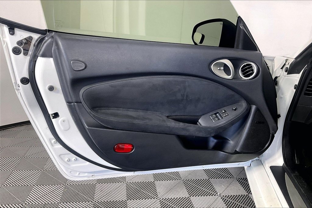 Used 2018 Nissan 370Z Touring RWD image 19