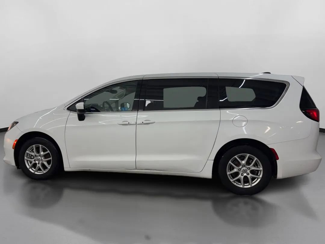 Used 2023 Chrysler Voyager LX image 5