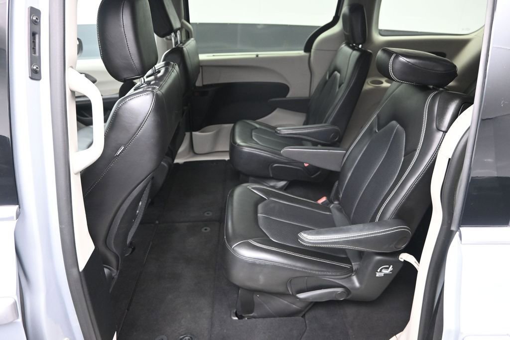 Used 2023 Chrysler Pacifica Touring-L FWD image 27