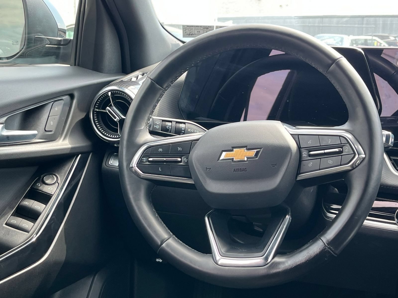 Used 2025 Chevrolet Equinox LT FWD image 28