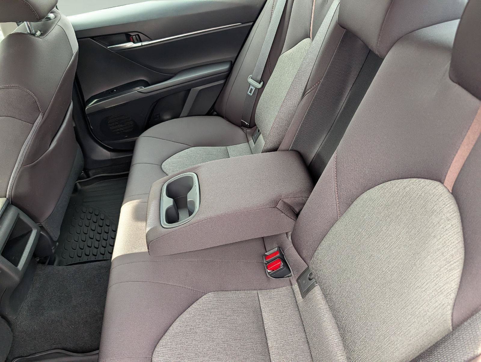 Used 2018 Toyota Camry LE FWD image 19