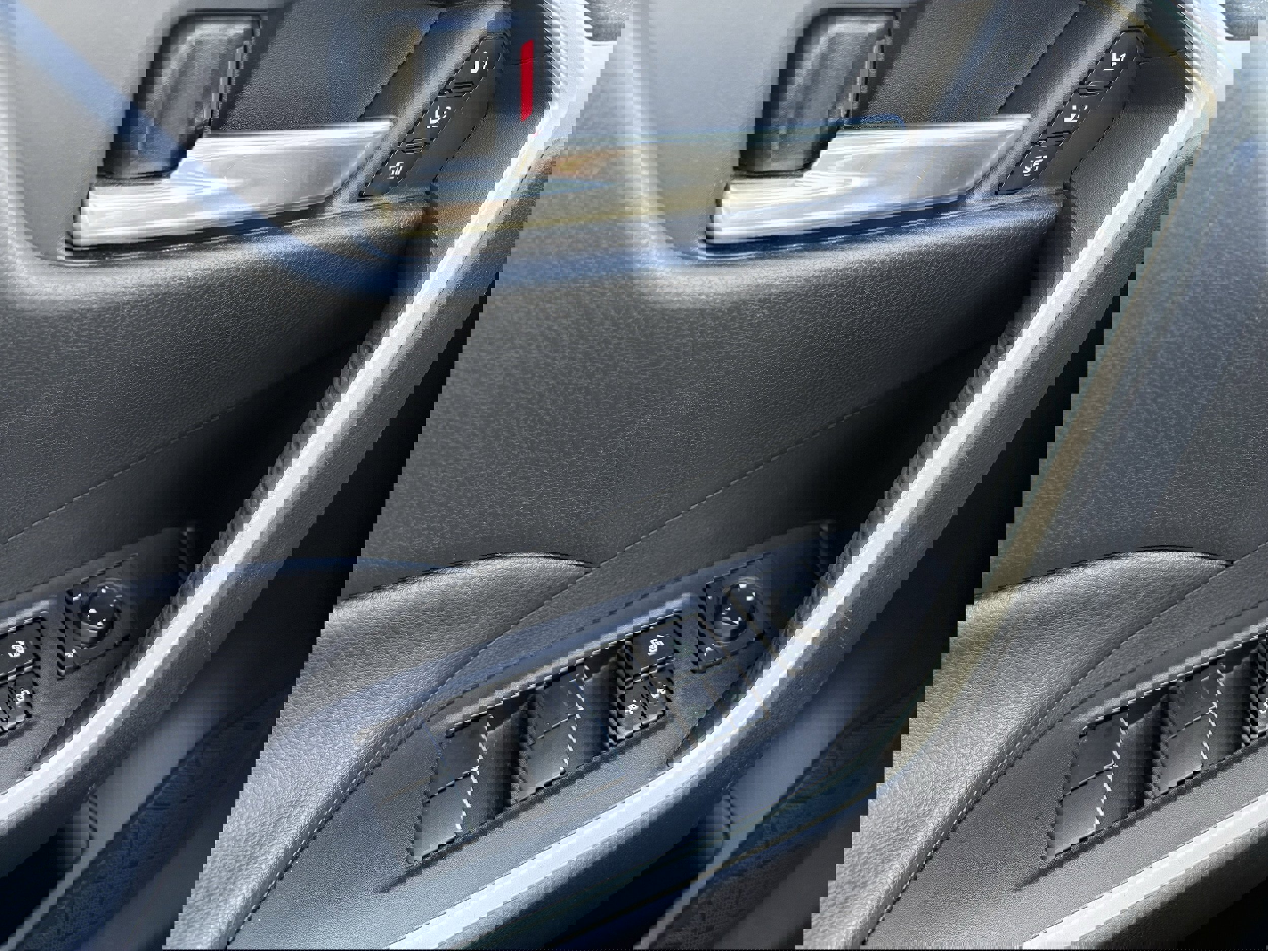 Used 2021 Toyota RAV4 XLE Premium image 19