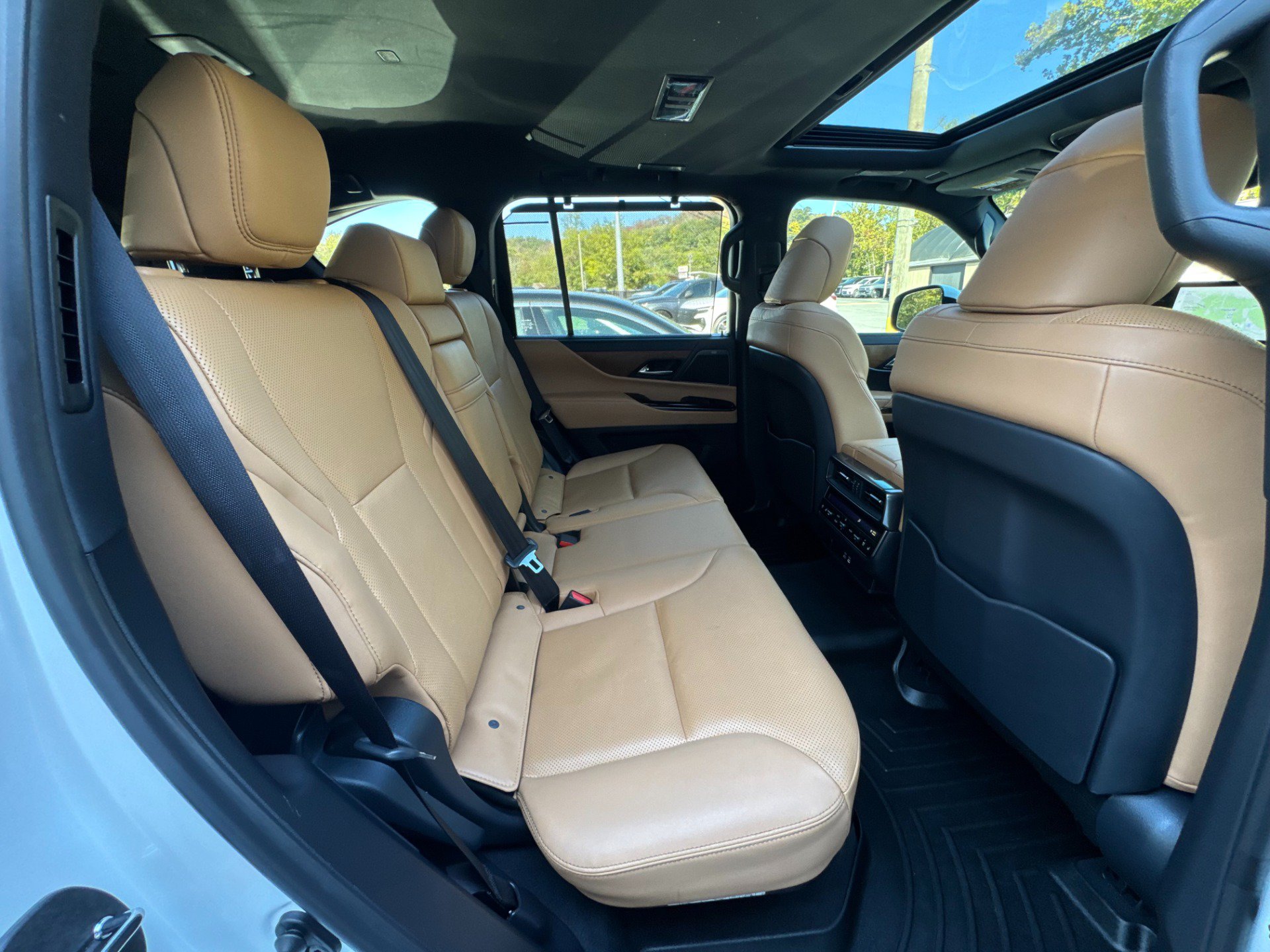 Used 2024 Lexus LX 600 4WD w/ Luxury Package image 36