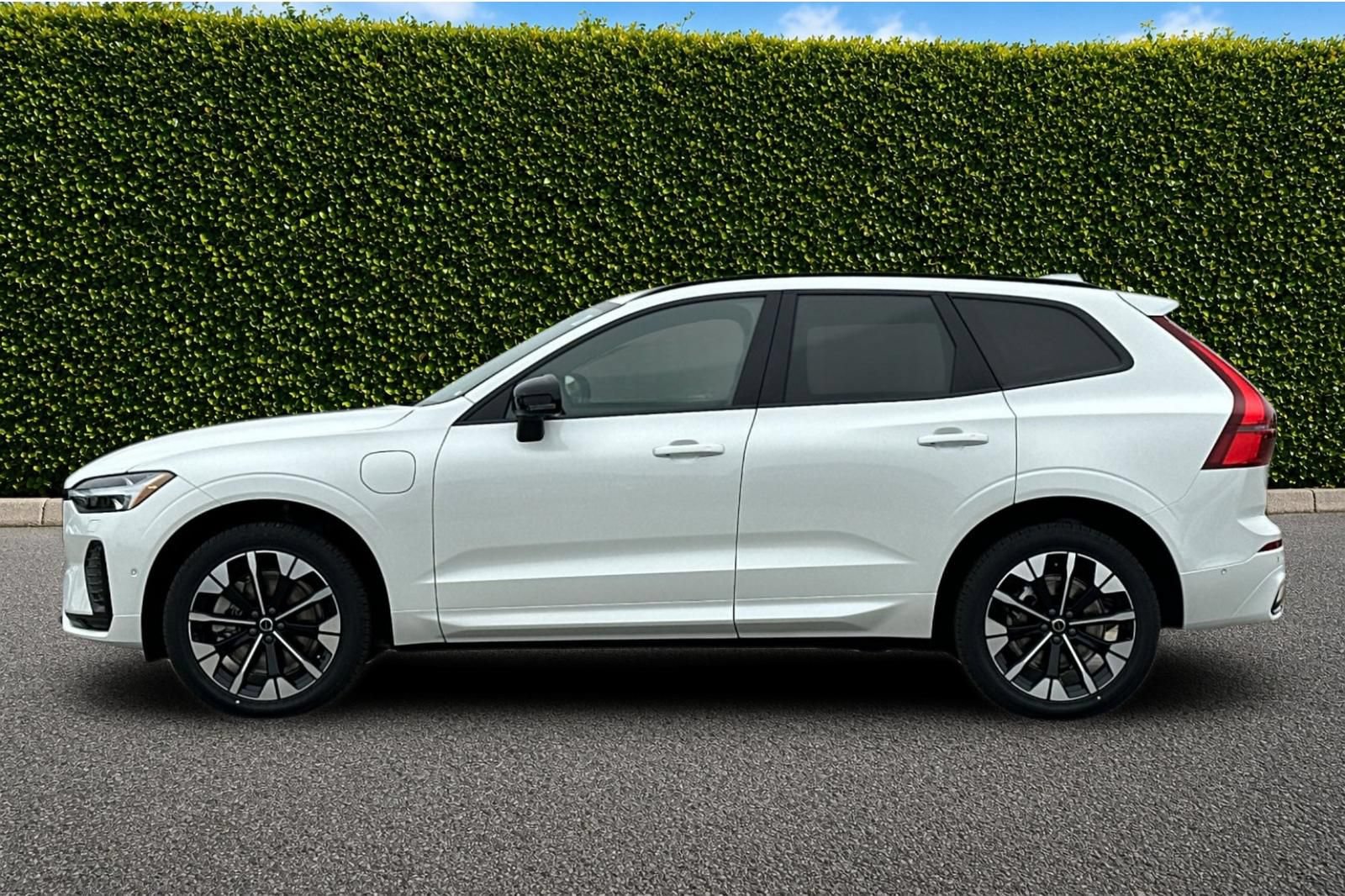 New 2026 Volvo XC60 T8 Plus w/ Climate Package PRO AWD/4WD image 3