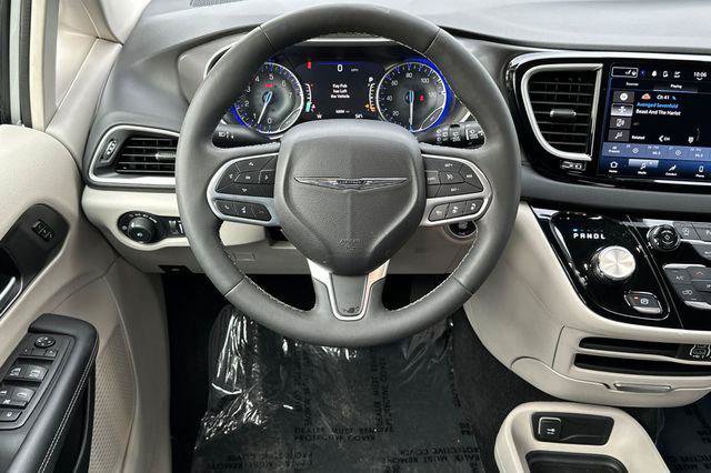 Certified 2024 Chrysler Pacifica Touring-L FWD image 16