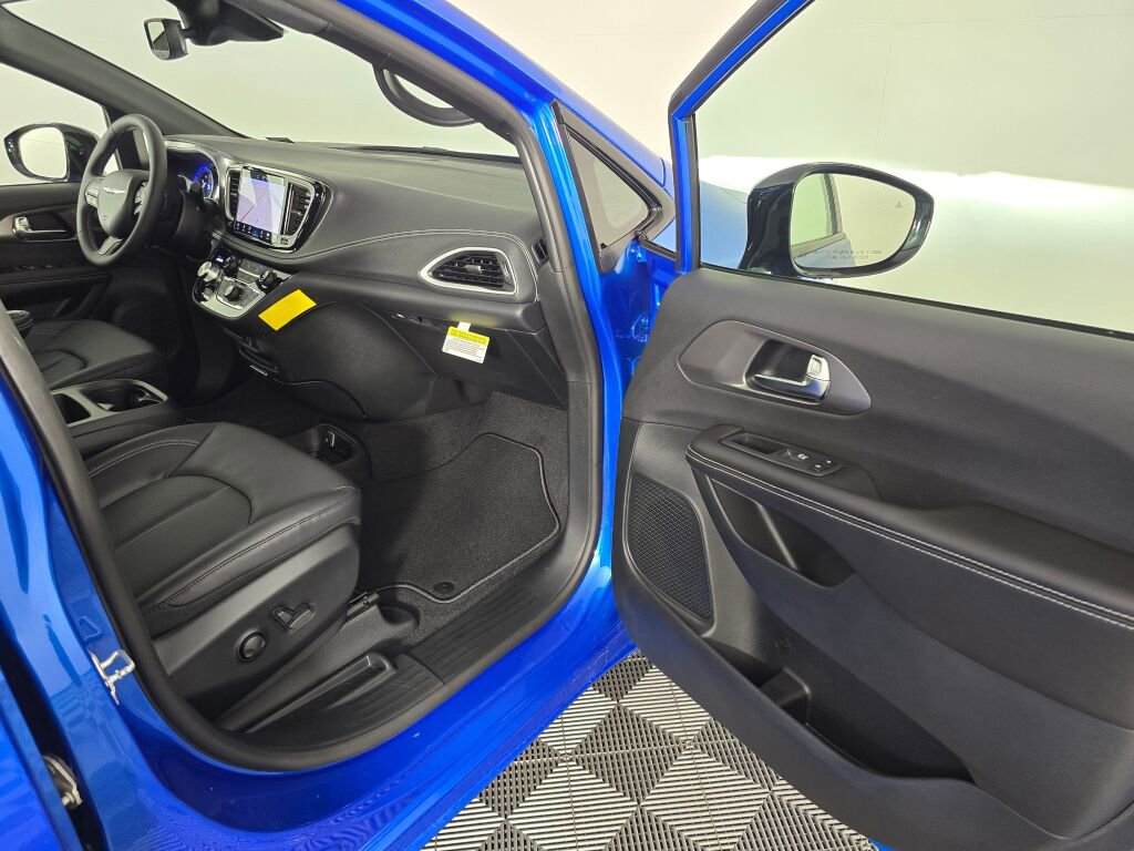 New 2026 Chrysler Pacifica Select AWD/4WD image 42