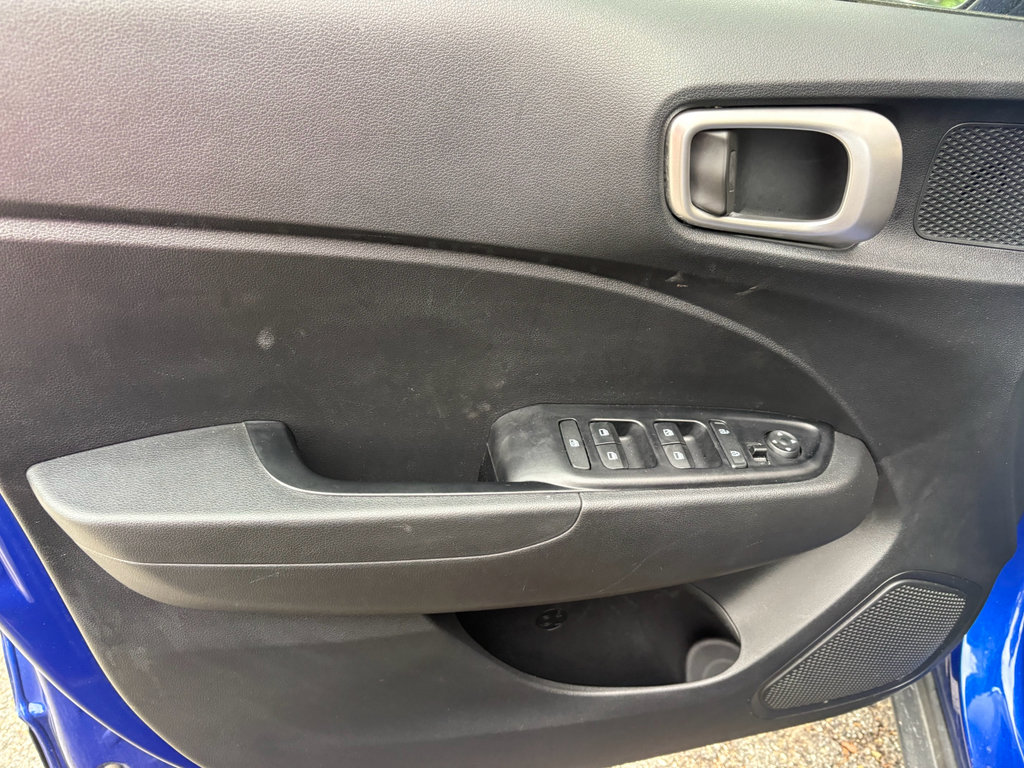 Used 2025 Hyundai Venue SEL FWD image 14