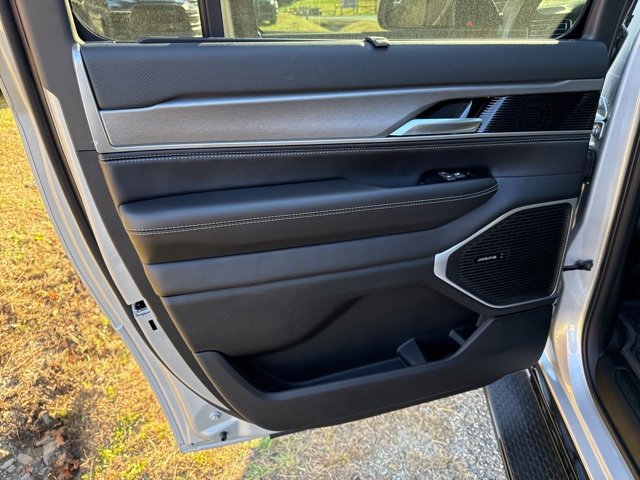 New 2025 Jeep Wagoneer L Series II w/ Convenience Group I image 17