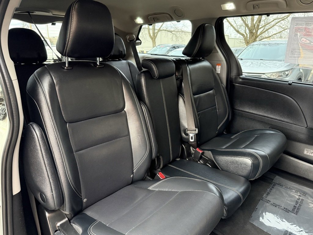 Used 2018 Toyota Sienna SE w/ Carpet Mat Package image 21