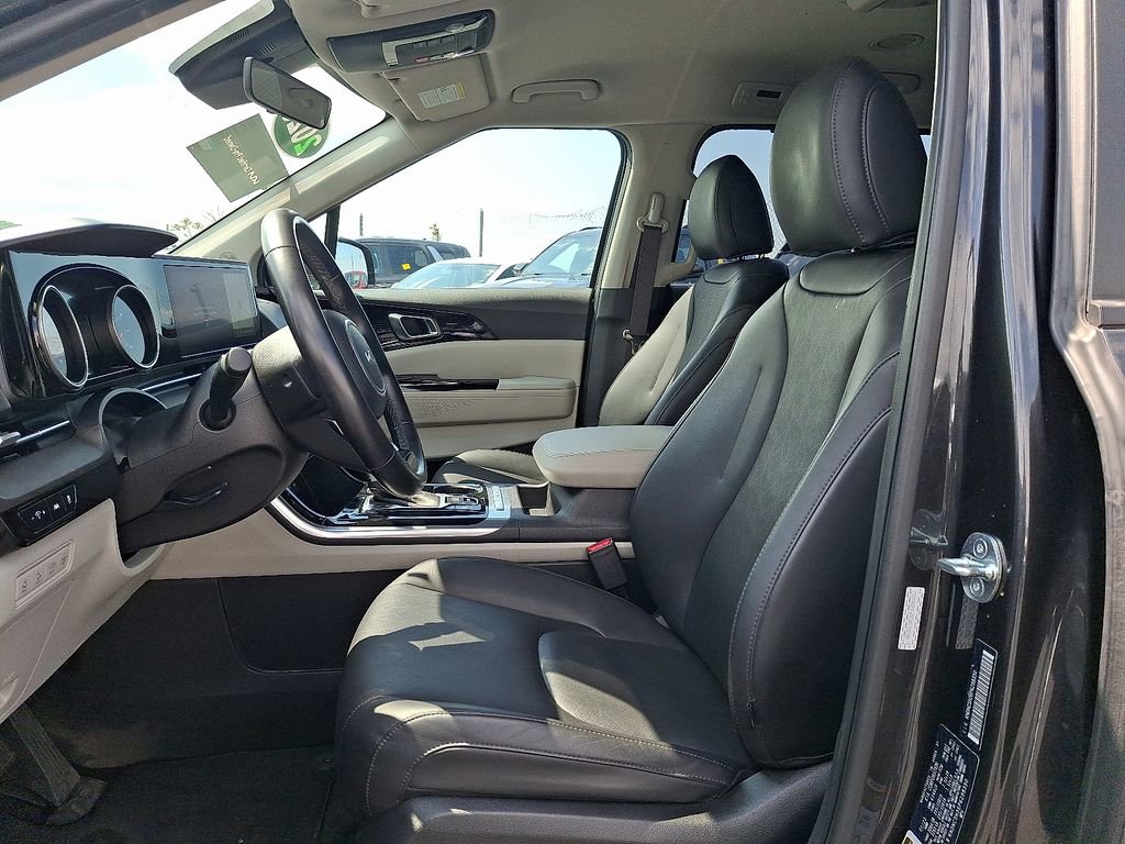 Used 2023 Kia Carnival EX FWD image 15