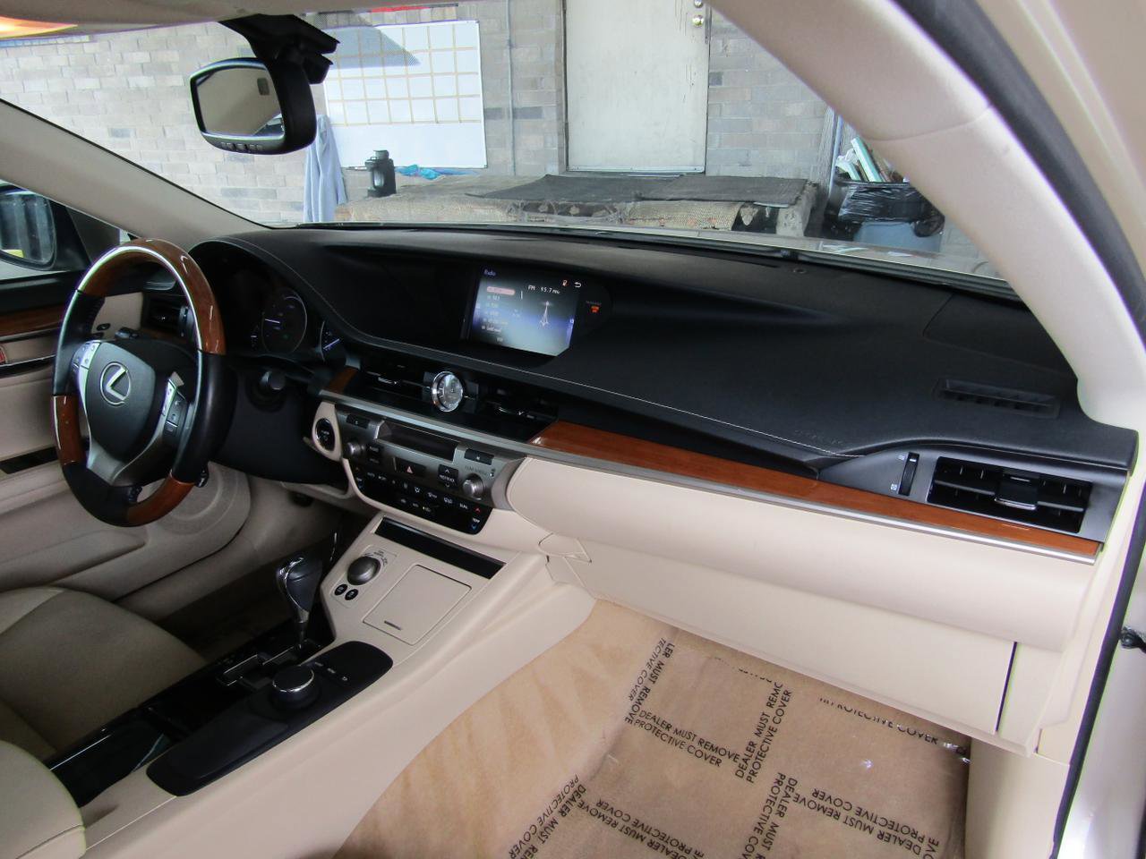 Used 2015 Lexus ES 300h w/ Premium Package w/Bamboo Trim FWD image 11