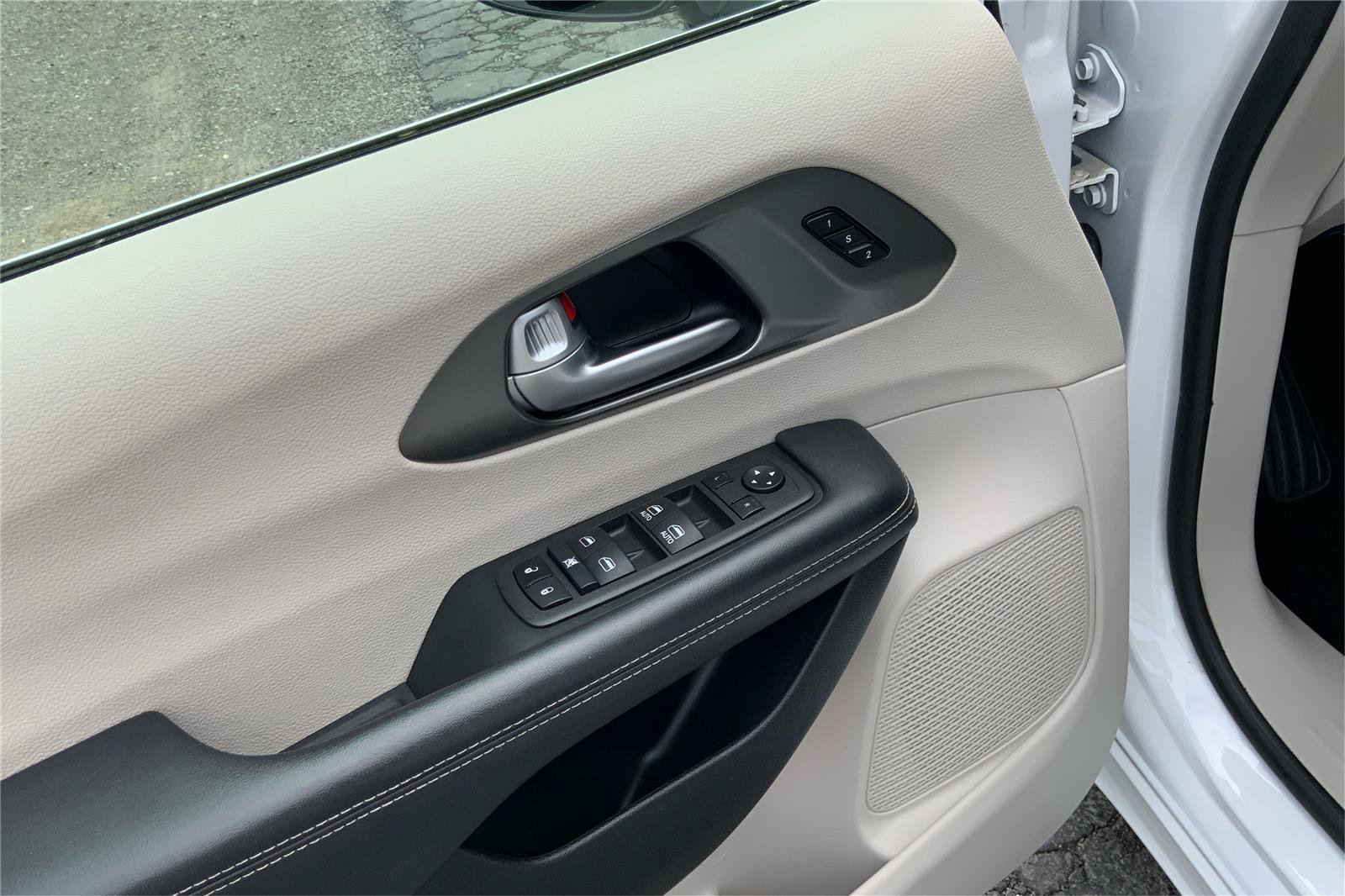 Used 2024 Chrysler Pacifica Touring-L FWD image 21