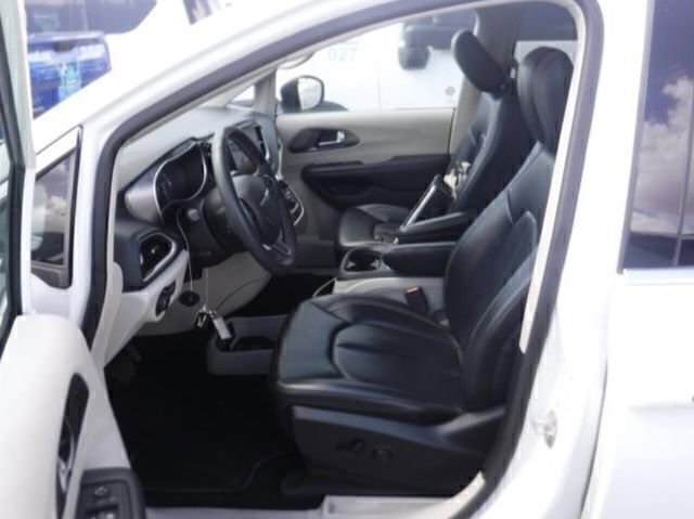 Used 2023 Chrysler Pacifica Touring-L image 6