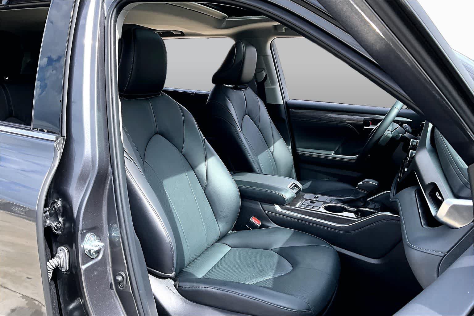 Used 2024 Toyota Highlander Limited FWD image 9