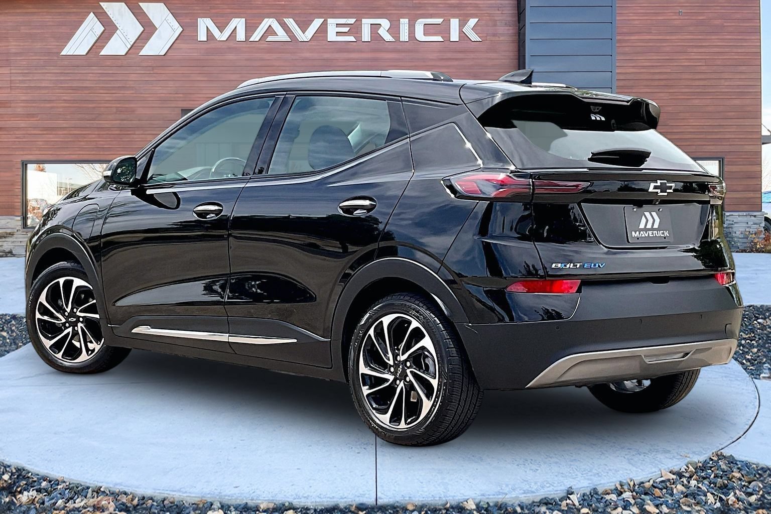 Used 2022 Chevrolet Bolt EUV Premier w/ Sun & Sound Package FWD image 4