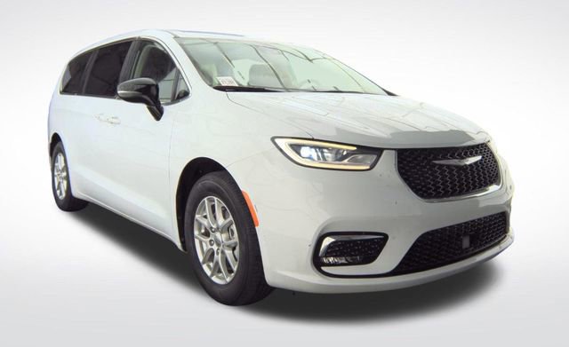 Used 2024 Chrysler Pacifica Touring-L image 3